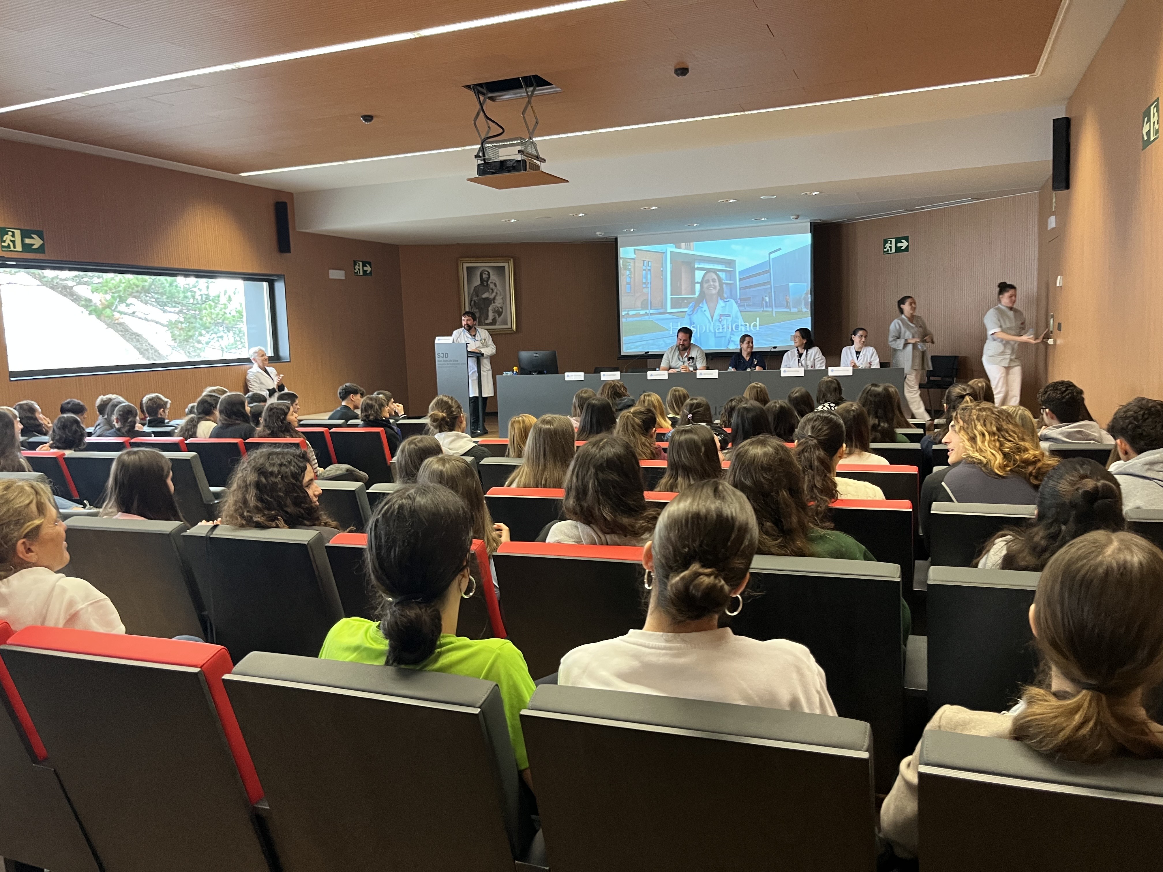 Estudiantes del instituto Iturrama en el Hospital San Juan de Dios 